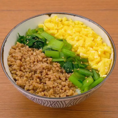 鶏そぼろと小松菜の三色丼
